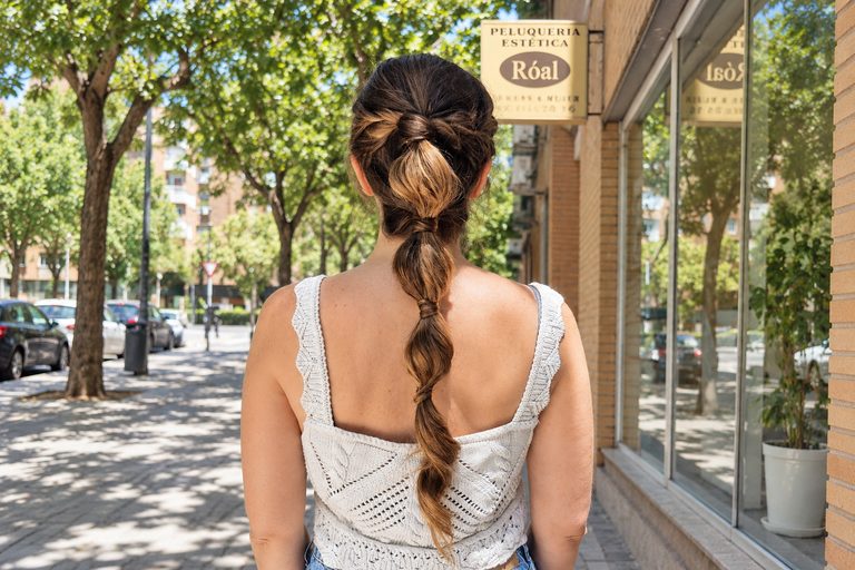 Recogido en trenza hecho por Esther, fotografiado frente a la fachada de Roal en la Calle del Laurel